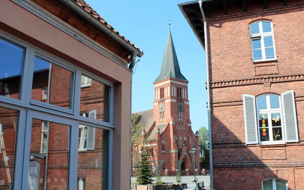 Blaubeerscheune mit Kirche und Rathaus, Foto: Amt "Am Stettiner Haff"