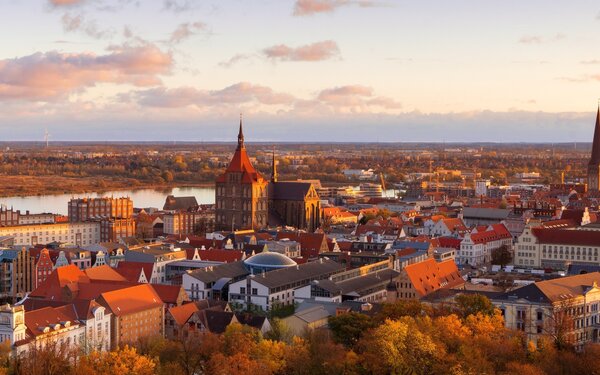 Rostock im Sonnenuntergang, Foto: JuliaBoldt, Pixabay.com