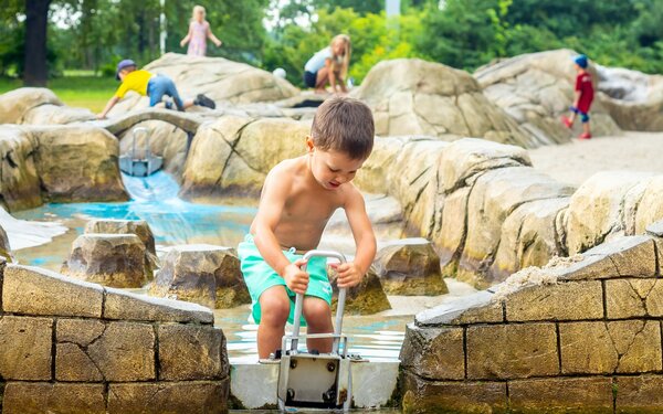 Spielspass auf dem Wasserspielplatz im Eliaspark, Foto: Andreas Franke, Lizenz: CMT Cottbus