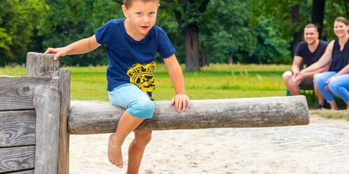 Klettern auf dem Wasserspielplatz Cottbus im Eliaspark, Foto: Andreas Franke, Lizenz: CMT Cottbus