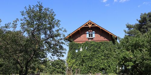 Blick über den Garten zum Loewig Haus, Foto: Bansen/Wittig