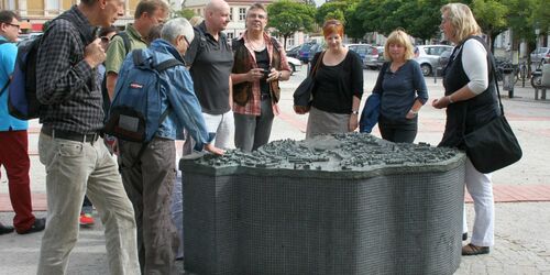 Stadtführung am Tastrelief, Foto: STG Stadtmarketing- und Tourismusgesellschaft Brandenburg an der Havel